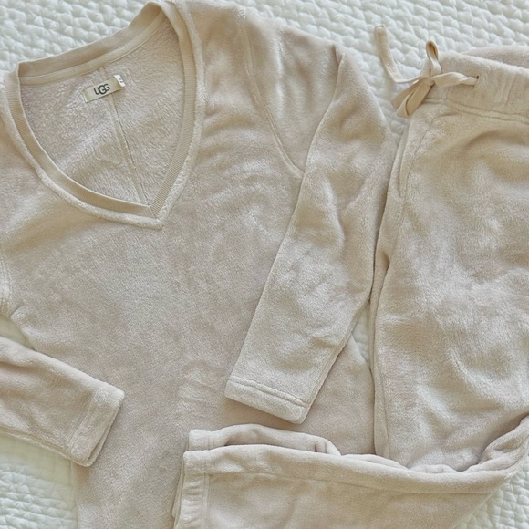 UGG Daisy Fleece V-Neck Top and Jogger Set in Dusty Pink - Picture 1 of 7